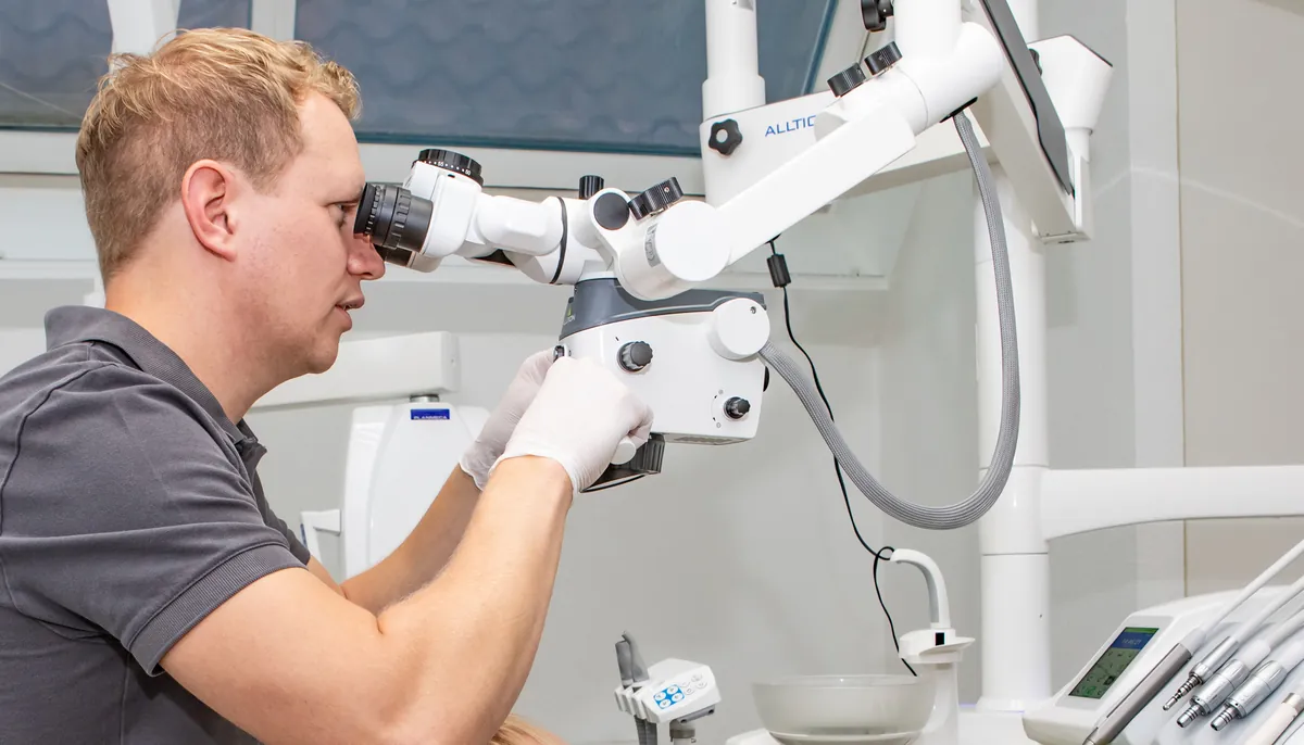 Dr. Schumacher behandelt unter dem Dentalmikroskop